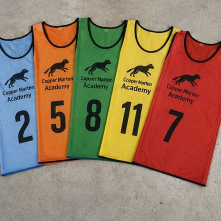 Customized pinnies for universities and college sport